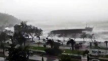 Zonguldak'ta güçlü fırtına nedeniyle yük gemisi karaya sürüklenerek ikiye bölündü
