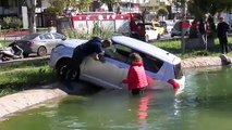 Antalya'da park içindeki havuza düşen otomobilde sürücü kendi imkanları ile kurtuldu