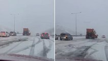 Kar yağışı Kuzey Marmara Otoyolu'nda ulaşımı olumsuz etkiledi! Uzun araç kuyrukları oluştu