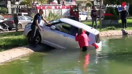 Antalya'da otomobil, parktaki havuza düştü, sürücü kurtuldu