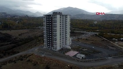 Malatya'da ağır hasarlı 17 katlı bina dinamitle yıkıldı