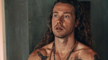 Julien Doré dévoile son corps nu dans la bande-annonce de la série Panda (TF1) ! (Vidéo)