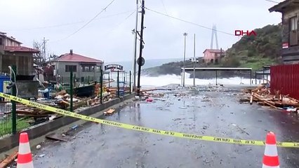 Sarıyer'de fırtına nedeniyle dev dalgalar balıkçı barınakları ve restoranları vurdu