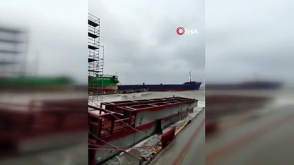 Yalova'da Fırtınada Kıyıya Sürüklenen Gemi Tersanenin İskelesine Vurdu