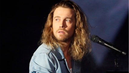 VOICI : "Tous les deux, on a un lien" : Julien Doré s'amuse de ses retrouvailles avec Isabelle Ithurburu