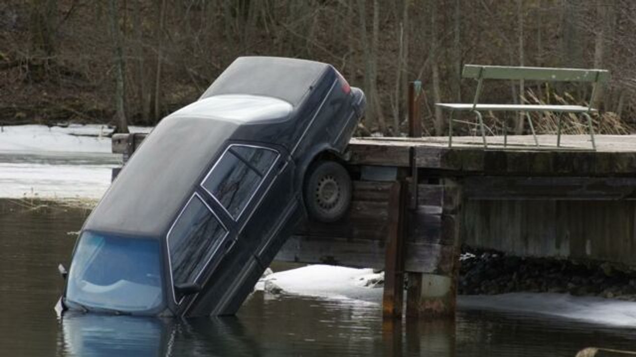 Cette conductrice tombe dans l'eau en confondant une rampe de bateaux à la route...