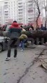 На россии дерево упало и убило двух человек в городе Новокузнецк.