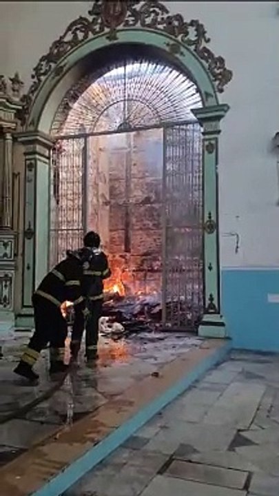 Incêndio atinge igreja tombada como patrimônio na Bahia