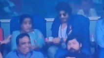 Ind Vs Aus Final : ShahRukh Khan Asha Bhosle Tea Cup उठाते Video Viral, Fans Crazy Reaction