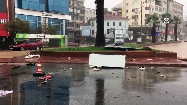 Zonguldak'ta güçlü fırtına nedeniyle yük gemisi karaya sürüklenerek ikiye bölündü: Geminin personeli tahliye edildi