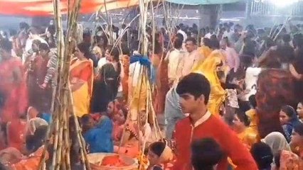 रीवा: डूबते सूर्य को दिया अर्घ्य, महिलाओं ने की छठ मईया की पूजा अर्चना