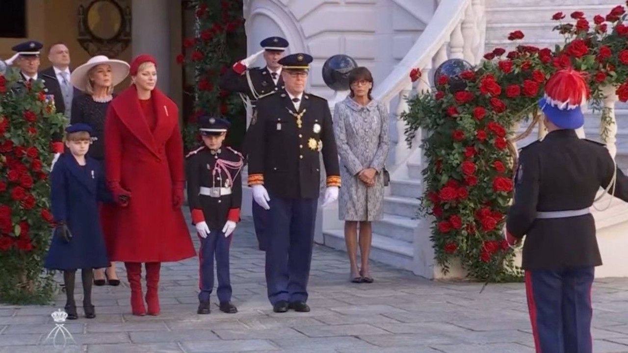 La princesse Charlène attire tous les regards avec une tenue audacieuse aux couleurs du drapeau monégasque lors de la journée nationale de Monaco.