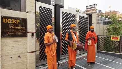 Video herunterladen: विश्व वर्ल्ड कप के बीच क्रिकेटर कुलदीप यादव के घर पर जुटे साधु, देखें वीडियो