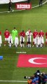 Respeto a los jugadores de Turquía por quitarse las chaquetas y dárselas a los niños para que no pasen frío durante los himnos nacionales