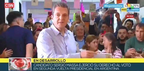 Candidato argentino Sergio Massa ejerce su voto en balotaje presidencial