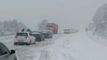 Bolu'da yoğun kar yağışı nedeniyle araçlar yolda kaldı