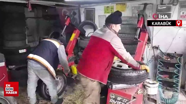 Karabük'te kar yağışına hazırlıksız yakalanan sürücüler oto lastikçilere akın etti