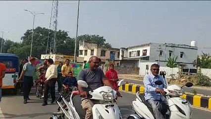 दिव्यांगों ने ट्राइसाइकिल रैली निकाल  दिया मतदान का संदेश