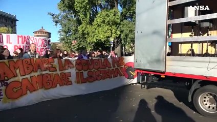 Milano, studenti manifestano: "Il Governo ci deve ascoltare"