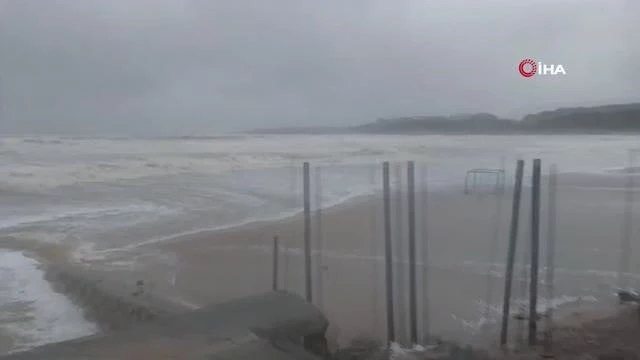 Kocaeli'de fırtına kabusu: Fırtına ağaçları devirdi, çatıları uçurdu