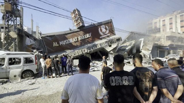 دمار في مخيم النصيرات للاجئين في غزة إثر غارات إسرائيلية