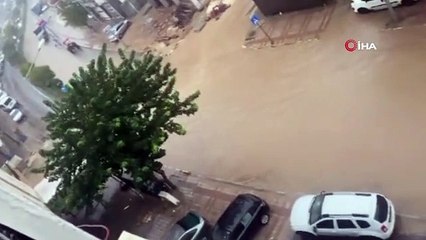 Mazıdağı'nda sağanak sonrası yollar göle döndü