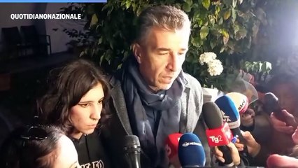 Il padre di Giulia Cecchettin: "Non ho sentito i genitori di Filippo". Candela incendia fiori, attimi di panico