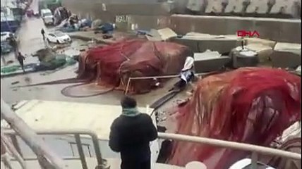 Sarıyer'de dev dalgalar balıkçıları denize düşürdü