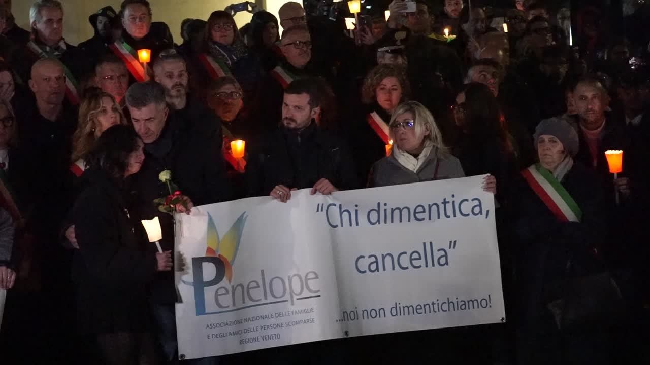 A Vigonovo fiaccolata per Giulia, il dolore del padre e della sorella