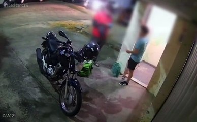 Vídeo: Entregador tem moto roubada enquanto cliente pagava pedido