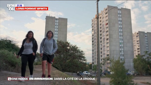 LIGNE ROUGE - Houria accompagne son fils adolescent tous les matins au collège, car les bus ne passent plus en raison des fusillades