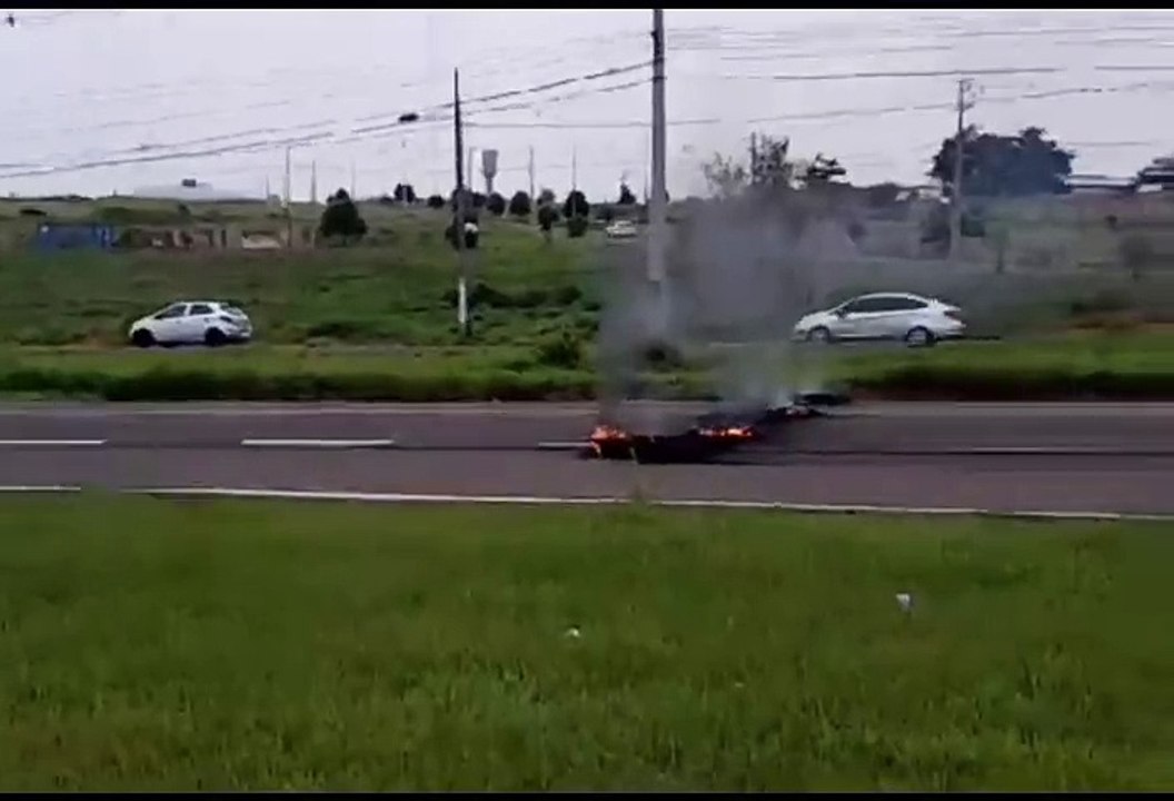 Moradores queimam pneus no meio da Estrada Bonf...