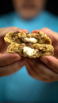 Recette de cookies aux kinder schoko-bons ! #Dailyfood #Recette #Cuisine #Cookie #asmr #chocolat