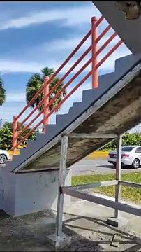 ¡Cuidado! Puente peatonal a punto de colapsar en Las Américas