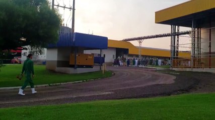 Funcionários da Cooperativa Lar são socorridos após vazamento de amônia