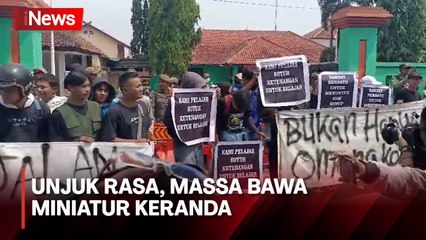 Unjuk Rasa Polemik Truk Tambang, Massa Bawa Miniatur Keranda Berkain Hitam