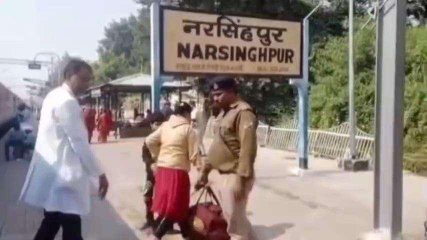 नरसिंहपुर: रेलवे प्रशासन द्वारा चलाया गया सुरक्षा अभियान, यात्रियों को किया गया जागरूक