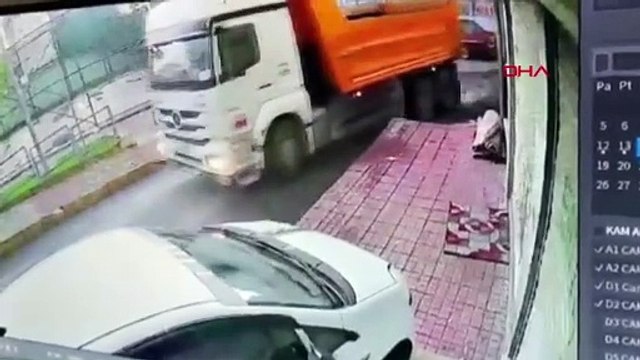 Sultangazi'de Kamyon Lastiği Patladı, Paspas Otomobilin Üzerine Düştü