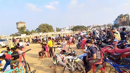 बड़ी स्क्रीन में देखा फाइनल मुकाबला, चौके-छक्कों पर फोड़े पटाखे