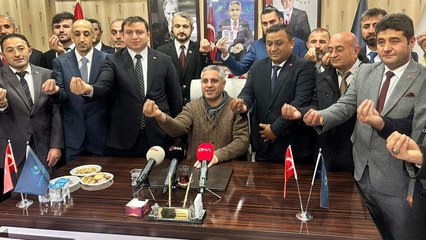 Ocak Partisi Genel Başkanı partisinin el işaretini tanıttı: Bu işareti Abdülhamit de, Atatürk de kullanmıştır