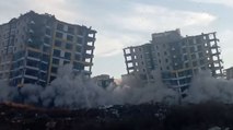 Malatya'da 12 katlı iki bina dinamitle patlatılarak yıkıldı