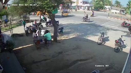 அசுர வேகத்தில் வந்த இருசக்கர வாகனம்; திடீரென குறுக்கே வந்த லாரியால் பரிதாபமாக உயிரிழந்த வாலிபர்