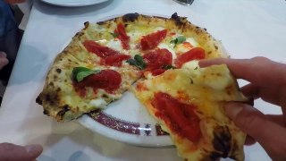 Pizza Spettacolare al _Vesuvio_, l'Antica Pizzeria dal 1988 a Cuneo, Piemonte, Italia