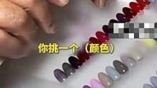 女生給爺爺做美甲，寫上緊急聯繫方式。讓人感動的創意！Girl gives Grandpa a manicure with emergency call.