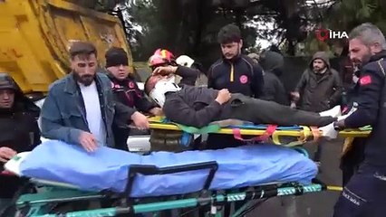 Sultanbeyli'de hafriyat kamyonuna çarpan otomobilde iki kişi sıkıştı