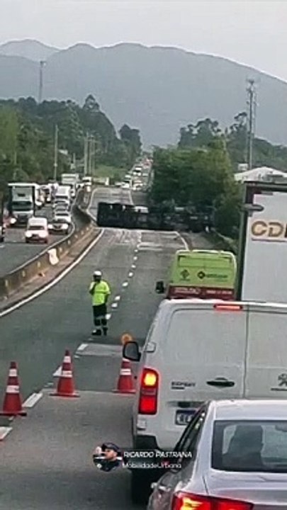 Carreta tomba na BR-101 e causa trânsito na Grande Florianópolis