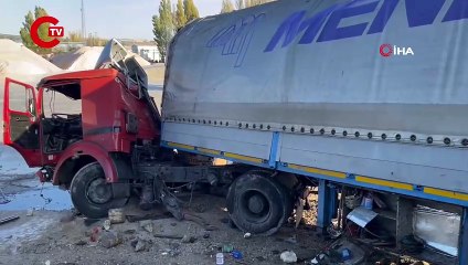 Köprüden aşağı uçan tırların sürücüleri ağır yaralandı