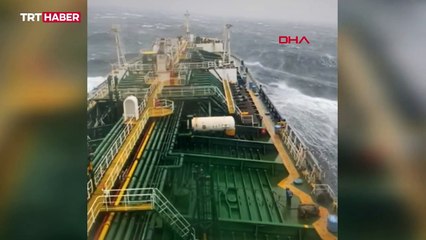 Karadeniz’de dalgalar 183 metrelik gemiyi beşik gibi salladı