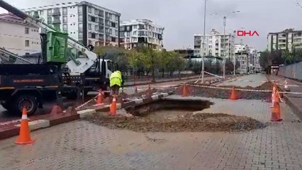 Tải video: Sağanak nedeniyle yol çöktü, cadde trafiğe kapatıldı