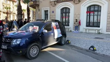 İzmir'de bir elinde Türk bayrağı bir elinde tabanca ile protesto düzenleyen şahıs 2 saat sonunda ikna edilebildi